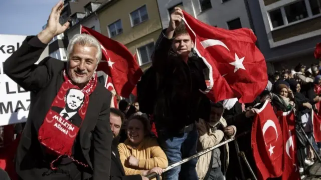 د کولون لوی جومات مخې ته د اردوغان پلویان راغونډ شوي وو