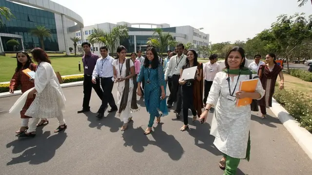 పొడవుగా ఉన్న మహిళలంటే మిగతా ఉద్యోగులు భయపడతారని పరిశోధనల్లో తేలింది