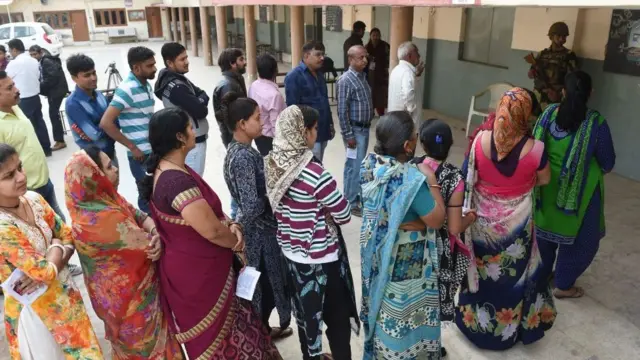 મતદાન મથક બહાર મતદારો