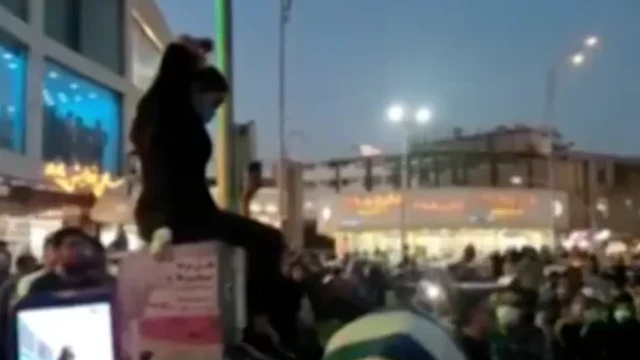 امرأة صعدت إلى منصة في كرمان ومشطت شعرها وسط تصفيق المحتجين. احتج العشرات من الأشخاص الآخرين على مقتل مهسا أميني بالانضمام إلى حملة "لقص الشعر".