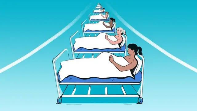 Perempuan hamil berbaring di tempat tidur.