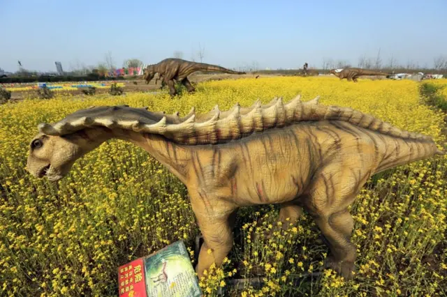 சீனாவில் மலர் தோட்டத்தில் தத்ரூப டைனோசர்கள் (புகைப்படத்தொகுப்பு)