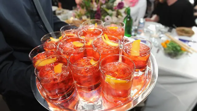 поднос с коктейлями негрони