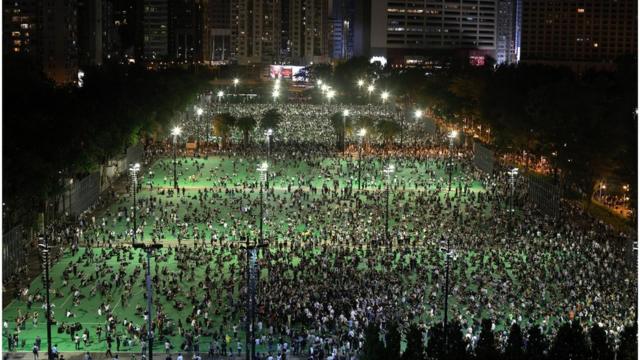 市民无视警方禁令，坚持到香港维多利亚公园参与悼念活动。