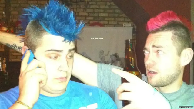 Dellen Millard (a la derecha) junto a un amigo.