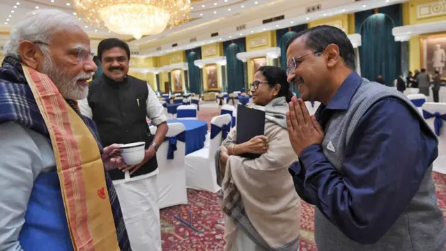 पीएम मोदी के साथ अरविंद केजरीवाल