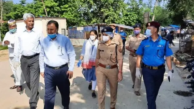 लखीमपुर के ज़िलाधिकारी और नेपाली अधिकारियों की बातचीत