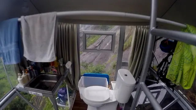 toilet hotel gantung