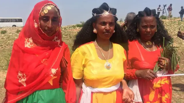 Wanawake wanasubiri mpaka kufunguliwa