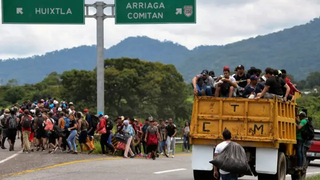 প্রতি বছর মেক্সিকো সীমান্ত দিয়ে হাজার হাজার অবৈধ অভিবাসী জীবনের ঝুঁকি নিয়ে আমেরিকাতে ঢোকে