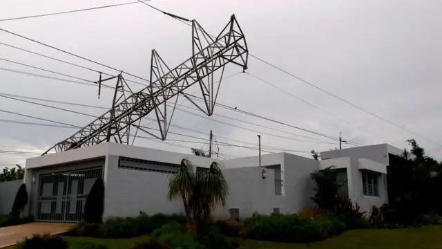 Una torre de electricidad derribada por el huracán María.
