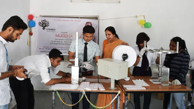 ভারতের স্কুলে শিক্ষার্থীদের স্যানিটারি ন্যাপকিন তৈরি শেখানো হচ্ছে।