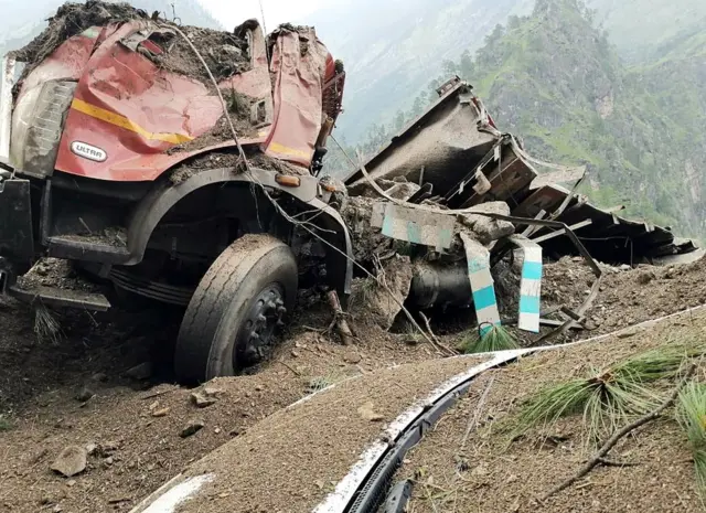 हिमाचल प्रदेश के किन्नौर में 11 अगस्त 2021 (बुधवार) को पहाड़ दरकने से निकले बोल्डर और मलबे की चपेट में आया एक वाहन