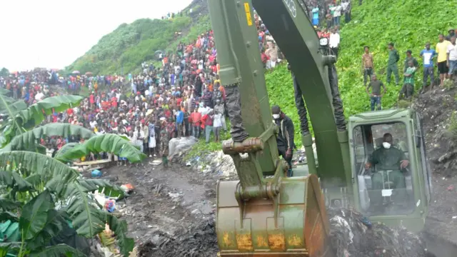 People dey look as dem dey search for people after di landslide happen for Guinea