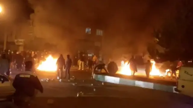 تظاهرات روز جمعه در شهرهای مختلف بعد از تاریکی هوا نیز ادامه پیدا کرد