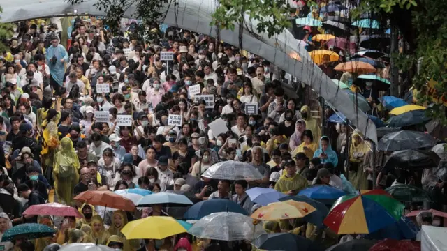 5月21日，数百名示威者聚集在台湾立法院外，抗议反对党提出的改革法案，而执政党议员在内部进行阻挠，阻止该法案的通过。