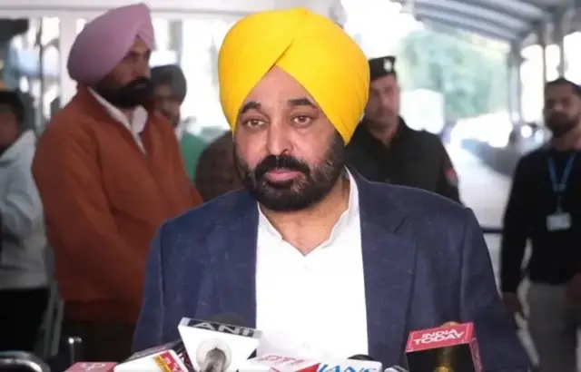 پنجاب کے وزیر اعلی بھگونت مان نے صحافیوں سے بات کی ہے