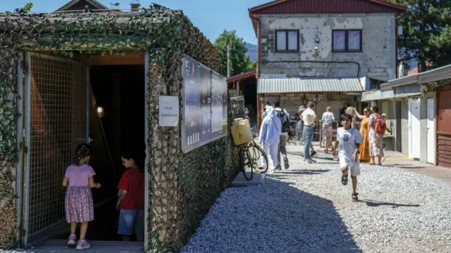 Niños entrando al Túnel de la Esperanza