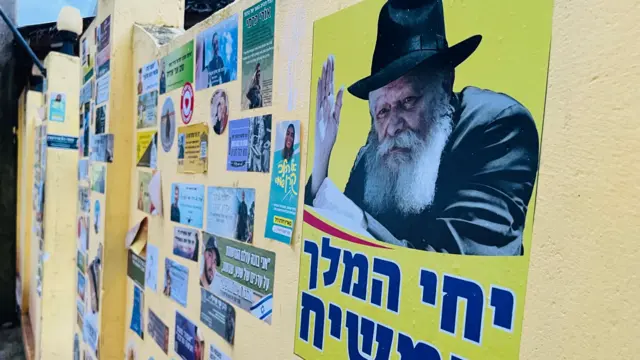 ''සමහර වෙලාවට ඊශ්‍රායල් ඉදලා ඒ අයගේ ආගමික පුජකයින් පවා එනවා. ඔවුන් ඔලුවේ කළු පාට පොඩි තොප්පියක් වගේ එකක් දාගෙන එන්නේ. ඔවුන් කළු පාට කලිසම් ඇදලා සුදු ෂර්ට් ඇදගෙන ඉන්නේ.''
