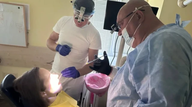 யுக்ரேனில் டார்ச் லைட் வெளிச்சத்தில் அறுவை சிகிச்சை செய்யும் மருத்துவர்கள் - என்ன காரணம்?