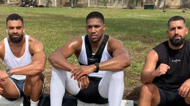Aworan Latif Ayọdele, Anthony Joshua ati Sina Ghami.