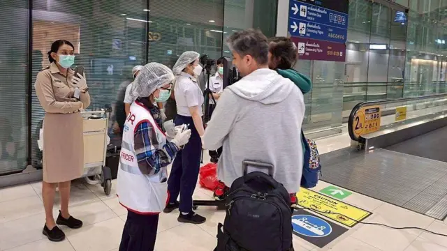 থাইল্যান্ডের সুবর্ণভূমি বিমানবন্দরে কলকাতা থেকে সরাসরি যাওয়া বিমানযাত্রীদের পরীক্ষা করা হচ্ছে 