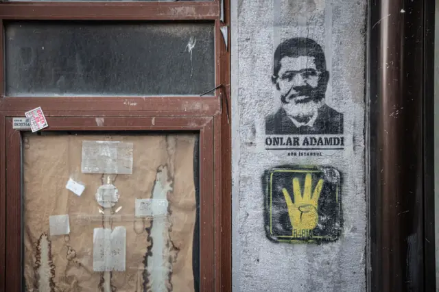 İ﻿stanbul sokaklarında, Muhammed Mursi ve Mısır'daki ordu karşıtı protestoların simgesi Rabia işaretini gösteren duvar resimleri