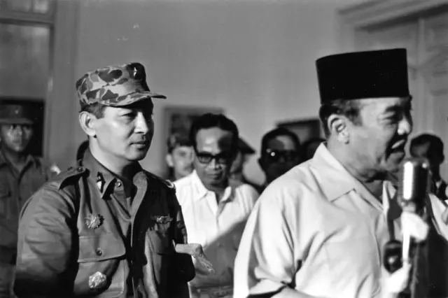Presiden Sukarno (kanan) dan Mayjen Suharto (Kiri) dalam peristiwa yang dikenal dengan Supersemar pada 11 Maret 1966.