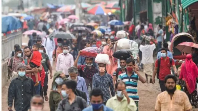 গণপরিবহন বন্ধ থাকায় গন্তব্যে পৌঁছাতে মানুষ দীর্ঘ পথ পায়ে হেঁটে যান।