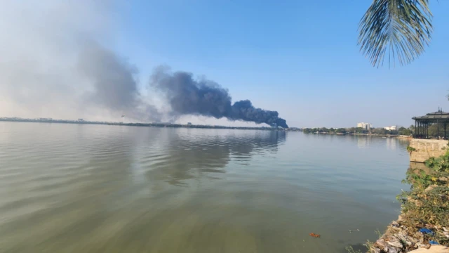 మంటల్లో చిక్కుకున్న భవనం