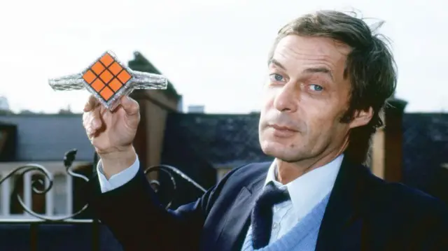 Ernő Rubik com um cubo mágico