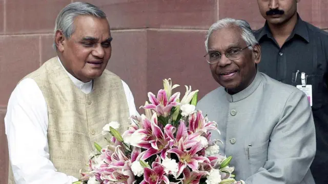 अटल बिहारी वाजपेयी के साथ के आर नारायणन