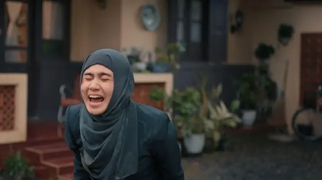 ઇન્ડોનેશિયાની ફિલ્મ, નારોમા, જમાઈ અને સાસુ વચ્ચે પ્રેમસંબંધ, ટિકટૉક ઉપર વાઇરલ વીડિયો પરથી ફિલ્મ, સારી ઇન્ડોનેશિયન ફિલ્મો, નેટફ્લિક્સ, બીબીસી ગુજરાતી