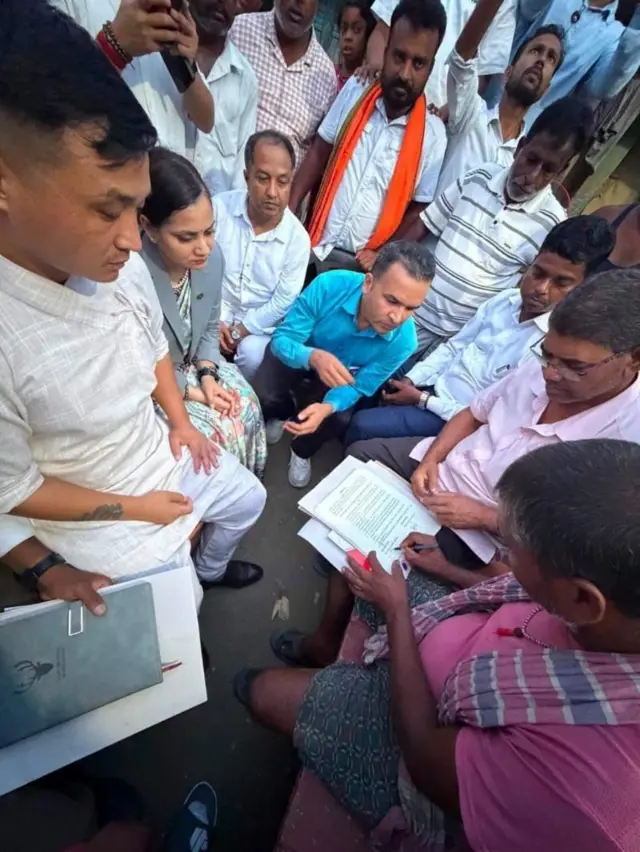 बिहीवार राति मृतकका परिवारसँगको सम्झौताका क्रममा गृहमन्त्री र अन्य