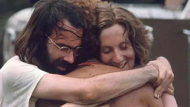 Zagrljaj ispred bine na Vudstoku