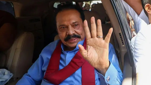 හිටපු ජනපති මහින්ද රාජපක්ෂ විජේරාම පෙදෙසේ පිහිටි නිල නිවසින් පිටව යාම