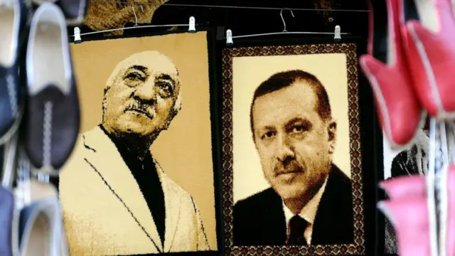 17 Nisan 2014'te Gaziantep'teki bir hediyelik eşya dükkanında satılan, üzerinde Fethullah Gülen ve Recep Tayyip Erdoğan'ın olduğu küçük halılar.