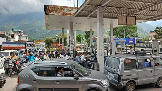 पेट्रोल पंपों पर भी लंबी कतार