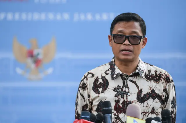 Sekretaris Deputi bidang Kerja Sama Ekonomi dan Investasi Kemenko Perekonomian Bimo Wijayanto memberikan keterangan usai bertemu dengan Presiden Prabowo Subianto di kompleks Istana Kepresidenan Jakarta, Selasa (20/5/2025).