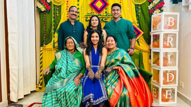 कैप्टन दीपक सिंह अपने परिवार के साथ