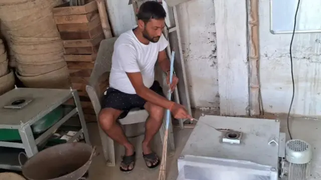 مکھانوں کو برآمد کرنے سے پہلے صاف کیا اور بھونا جاتا ہے