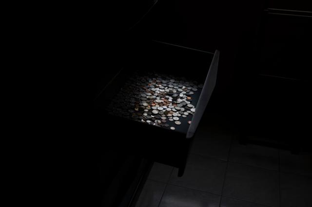 Mairín a menudo consigue estas gavetas y suele vender las monedas por el valor del níquel.