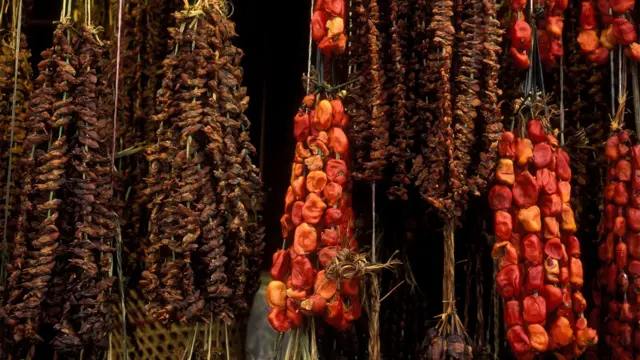 Di bagian selatan Chili yang lebih dingin, piure digantung dengan tali hingga kering.