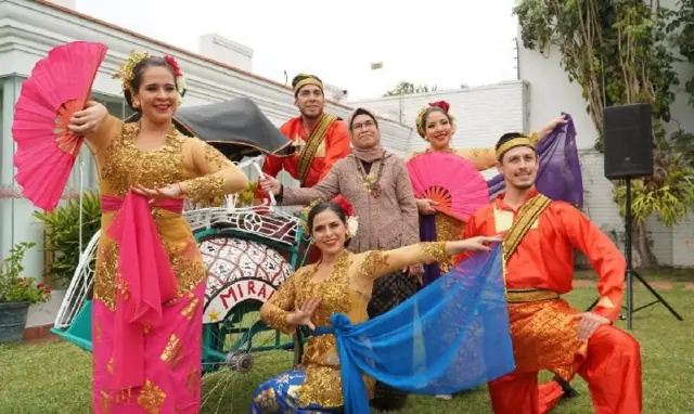 Duta Besar RI untuk Peru merangkap Bolivia, Marina Estella Anwar Bey bersama warga negara Peru yang menarikan tarian tradisional Indonesia.