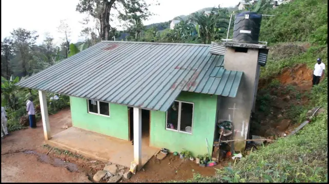 புதிய வீடுகளைச் சுற்றி சேதங்கள் இருப்பதால், அச்சமடைந்து மக்கள் வெளியேறியுள்ளனர்