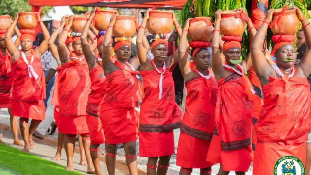 Women wear dress carry pot on dia head