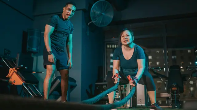 Žena i muškarac u teretani