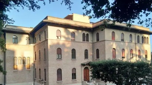 ይህ የኮሌጁ ህንጻ የተማሪዎች ማደሪያ፣ መመገቢያ፣ ቤተ መጽሐፍት እና ስርዓተ ጸሎት የሚከናወንብት አነስተኛ ቤተ መቅደስ ይዟል።