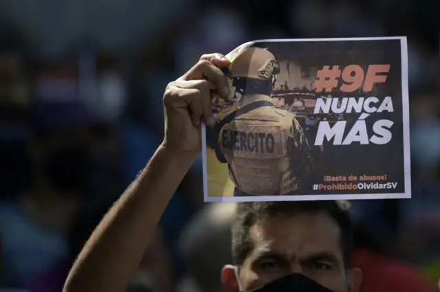 Estudante com placaplataforma betano aviatorprotesto contra 9plataforma betano aviatorfevereiro