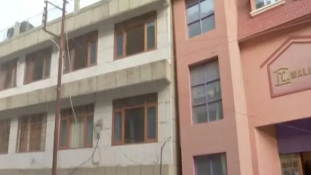 দুটি হোটেল হেলে গিয়ে একটি অন্যটির গায়ে পড়েছে